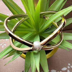 NWOT Real Simple Style Gold Criss-Cross Hinged Pearl Bracelet